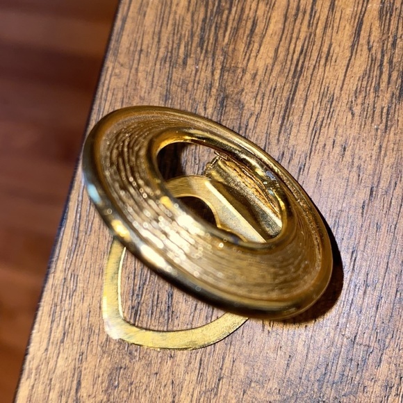 Vintage brushed gold tone round clip pin brooch - Picture 5 of 10